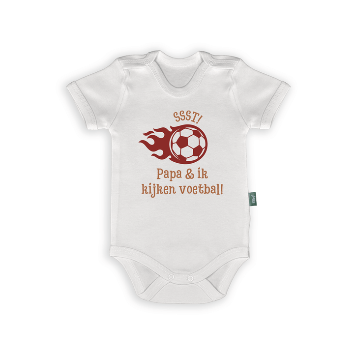 Rompertje met tekst 'Ssst! Papa & ik kijken voetbal!' voor voetbalfans, met vurige voetbalillustratie.