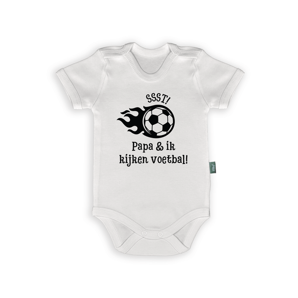 Wit rompertje met tekst: 'Ssst! Papa & ik kijken voetbal!' en voetbalillustratie, perfect voor voetbalfans.