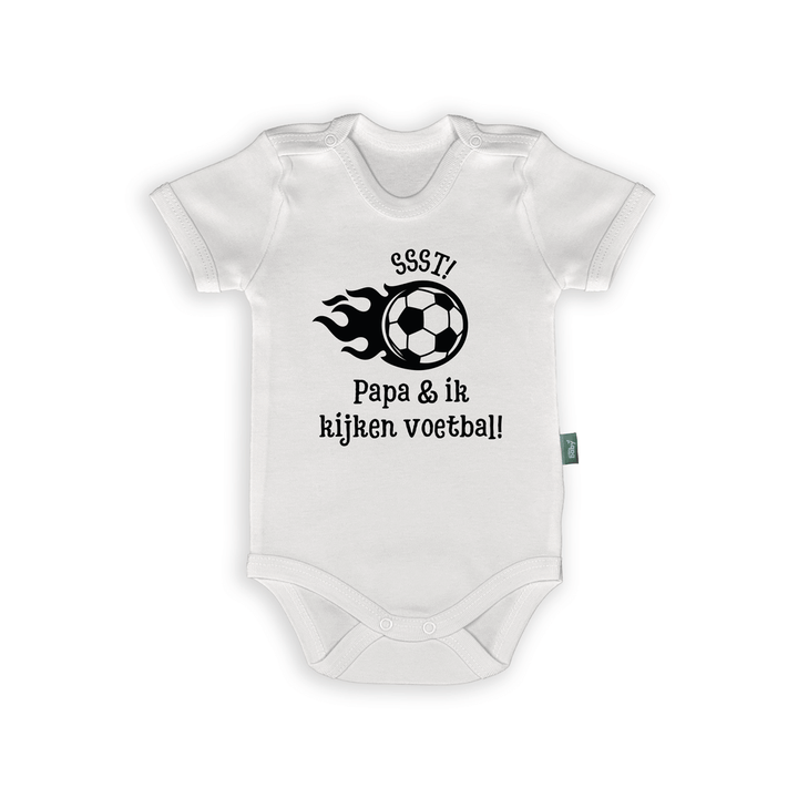 Wit rompertje met tekst: 'Ssst! Papa & ik kijken voetbal!' en voetbalillustratie, perfect voor voetbalfans.