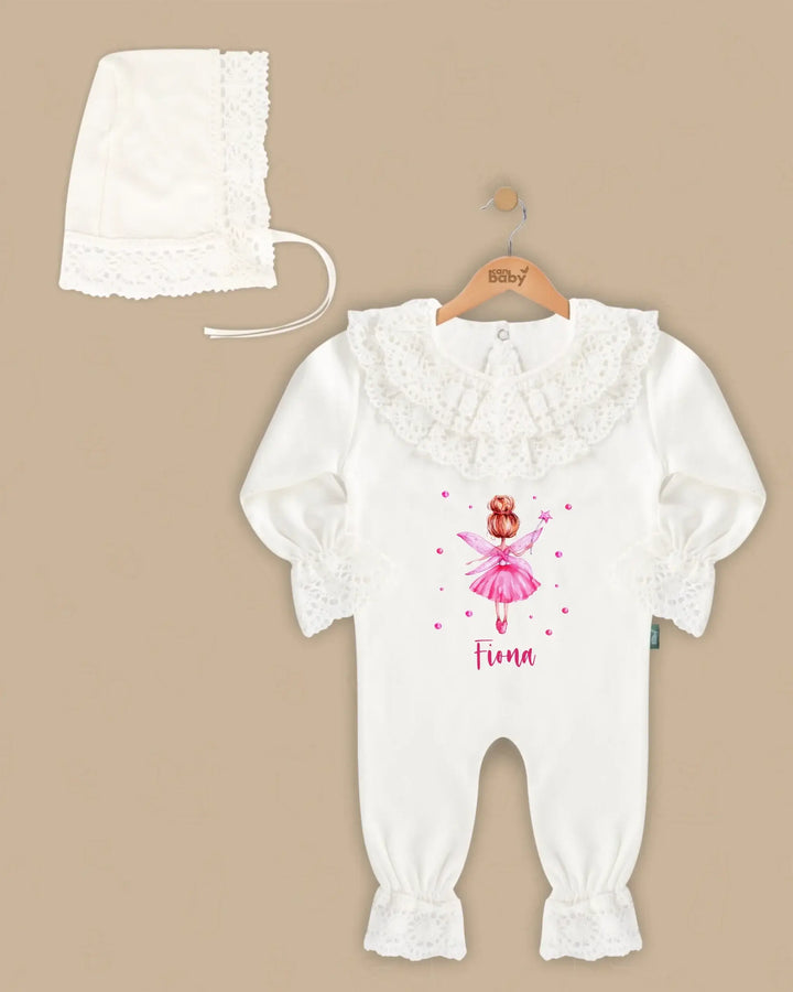 Roze Fee kanten babypakje met naam en bijpassende muts, perfect voor pasgeborenen in luxe stijl.