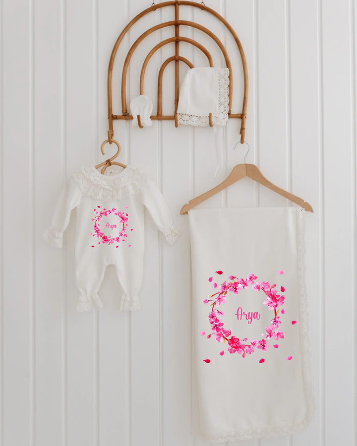 Geboren set voor meisjes met fuchsia roze bloemenprint en naam bedrukt, perfect voor newborns.