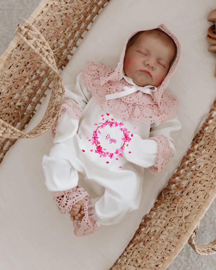 Roze newbornset voor meisjes met kanten details en fuchsia bloemenprint, gepersonaliseerd geboortepakje.