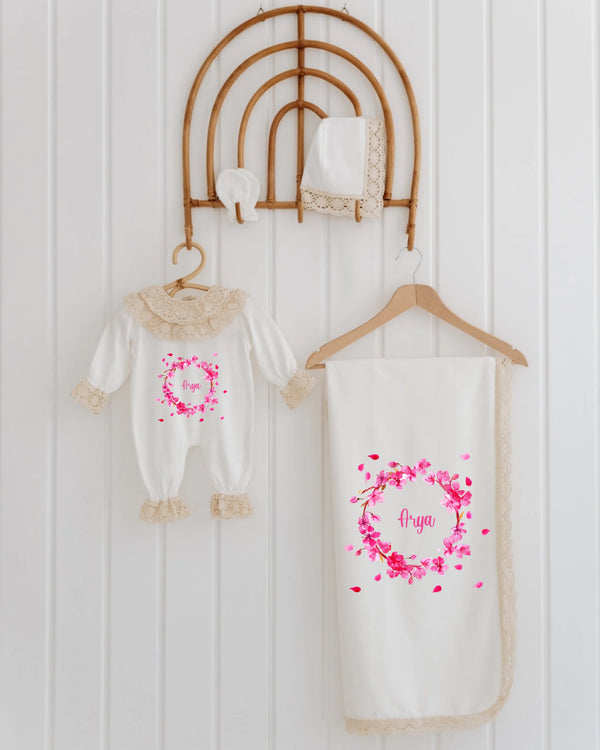 Roze kozijnen newbornset met gepersonaliseerd geboortepakje en fuchsia roze bloemenprint voor meisjes.