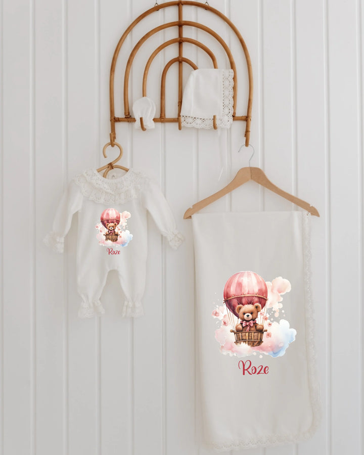 Babykleding setje voor meisjes met teddybeer en luchtballon, inclusief romper en dekentje met kant, gepersonaliseerd met naam.