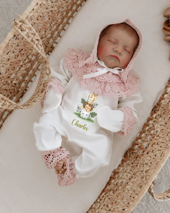 Schattige baby in safari dieren romper met kant en persoonlijke naam, rustend in een wieg.