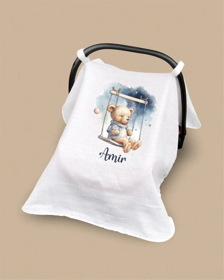 Gepersonaliseerde zonnekap voor autostoel met teddybeer en naam Amir, stijlvol en beschermend.