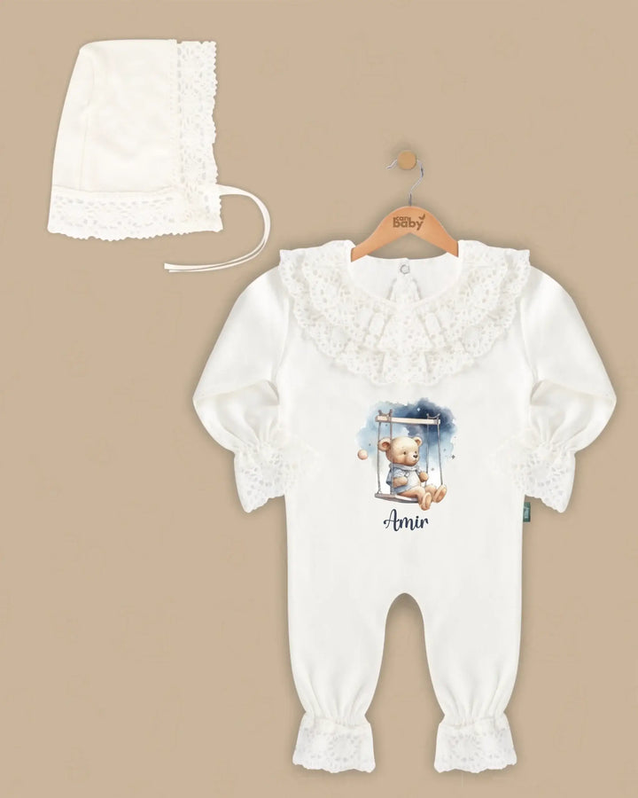 Stijlvol witt kant baby pakje met bijpassende muts en schattige olifant afbeelding, personaliseerbaar met naam.