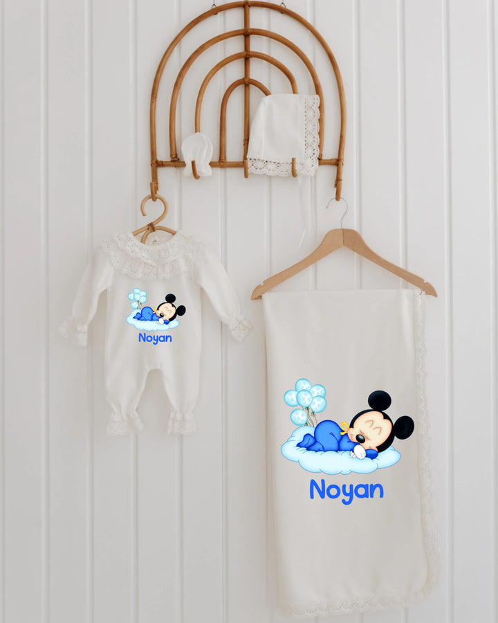 Slaapmuisje Blauw 4-delige newborn set met naam, rompertje en dekentje, schattig muisje design.
