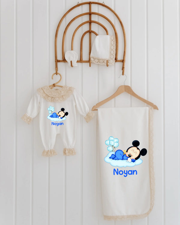 Slaapmuisje Blauw newborn set met gepersonaliseerde naam, romper en deken met schattig slapend muisje ontwerp.