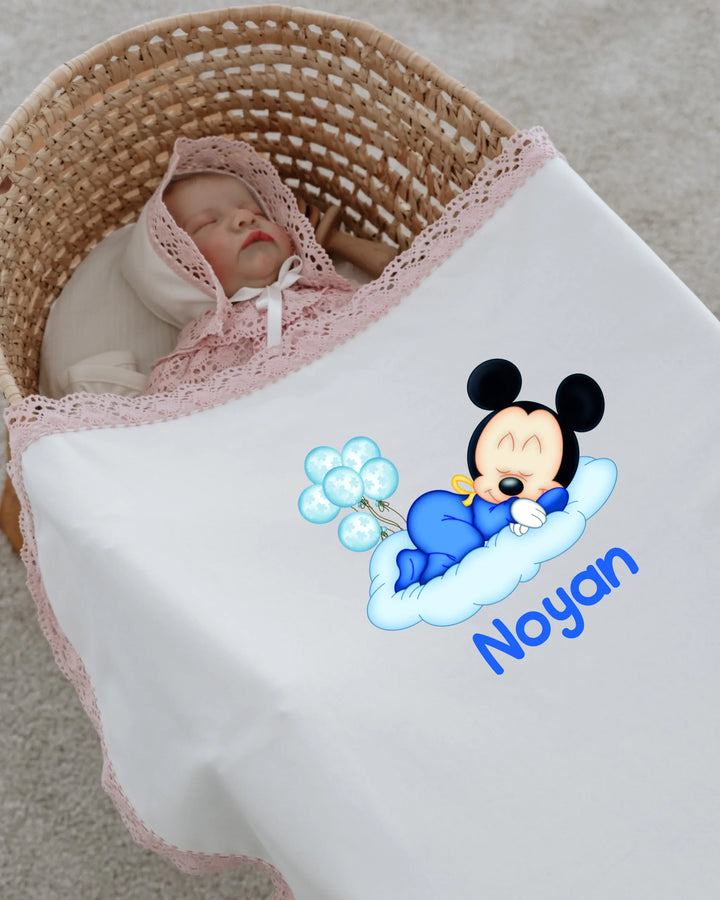 Slaapmuisje Blauw newborn set with personalized name, featuring cartoon design and delicate lace for a cozy baby outfit.