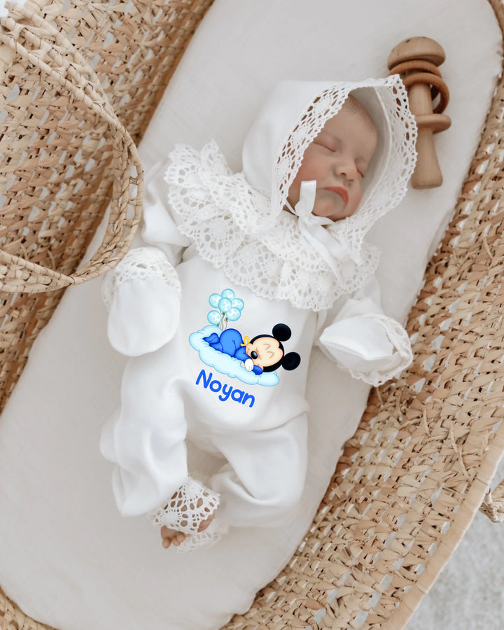 Slaapmuisje Blauw newborn outfit with lace and personalized name for baby, featuring a cute sleeping mouse design.