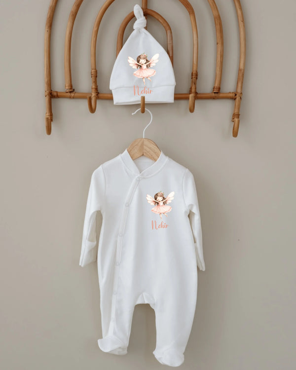 Gepersonaliseerd newborn boxpakje en mutsje voor meisjes met sprookjesachtig design, perfect voor 0-3 maanden.
