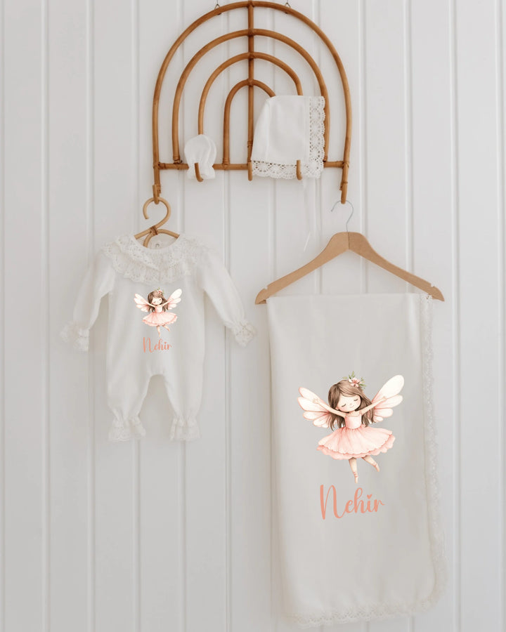 Sprookjesachtige meisjes newborn outfit set met elfjesprint en kanten details op romper, mutsje en dekentje.