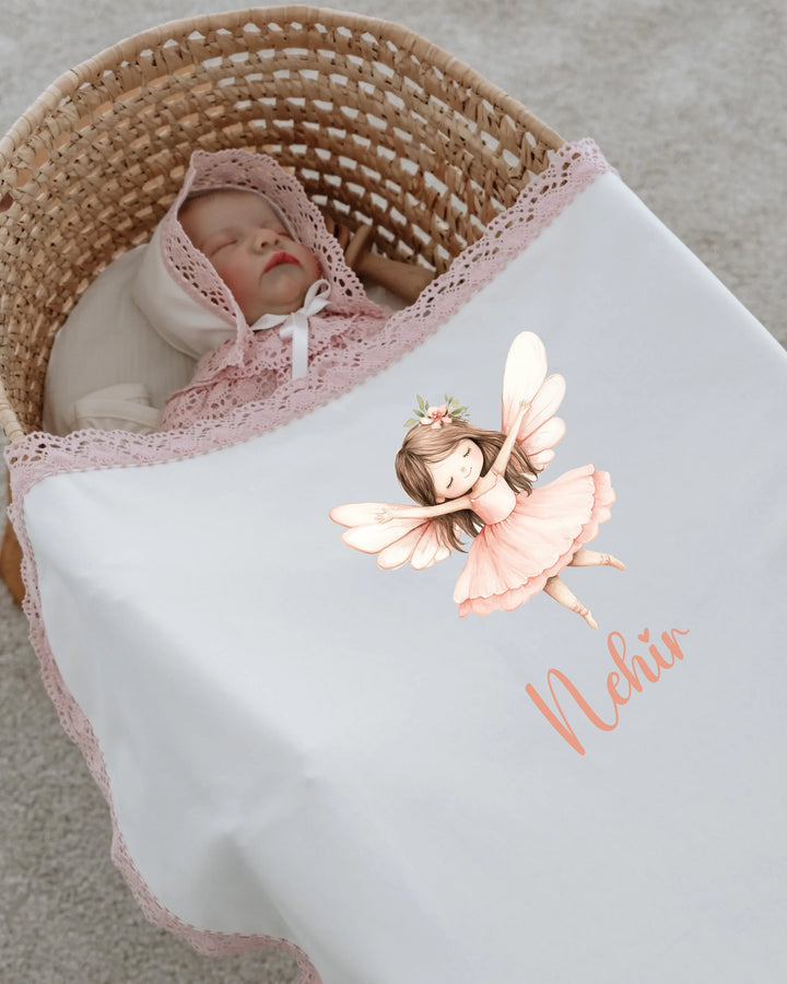Sprookjesachtige newborn outfit met feeënprint en naam op zachte dekentje, perfect als kraamcadeau voor meisjes.