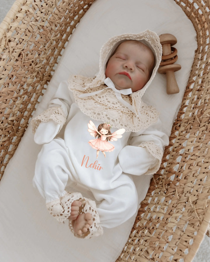 Sprookjesachtige meisjes newborn outfit met kant en feeënschort, perfect voor pasgeboren meisjes.