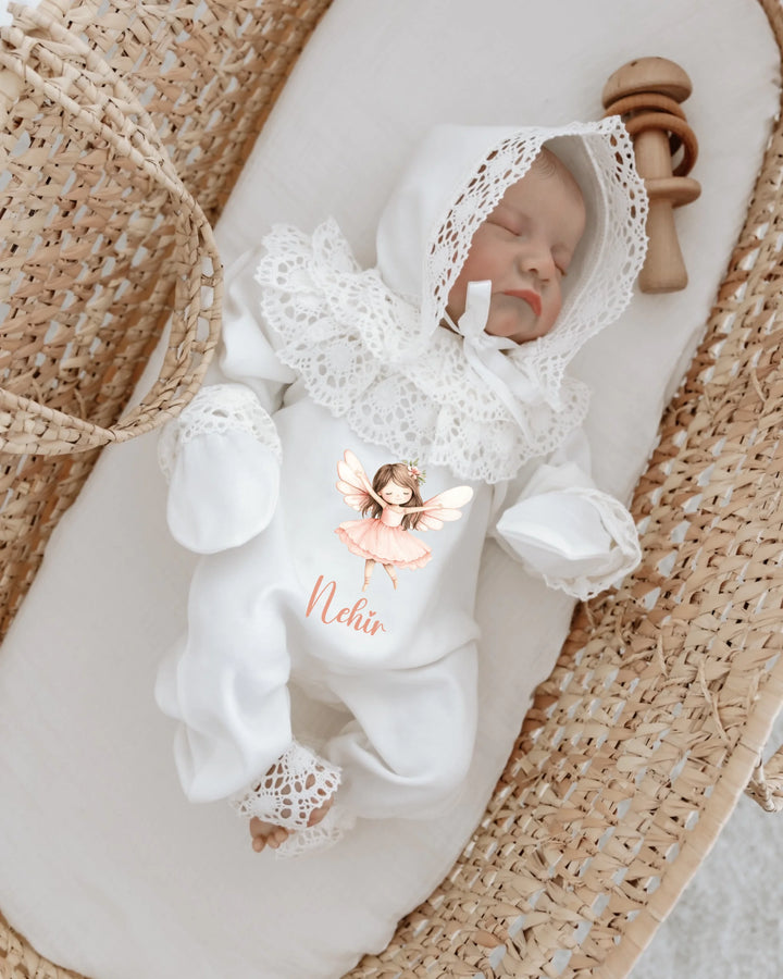 Sprookjesachtige meisjes newborn outfit met elfjesprint en kant, perfect als kraamcadeau.