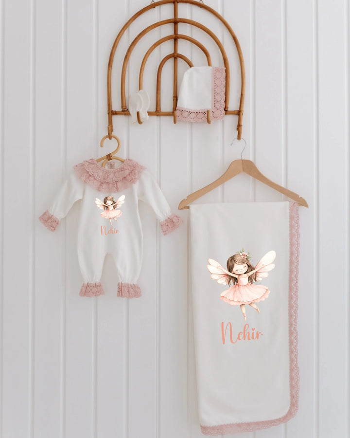Sprookjesachtige meisjes newborn outfit met elfjesprint en mutsje, perfect voor kraamcadeau.