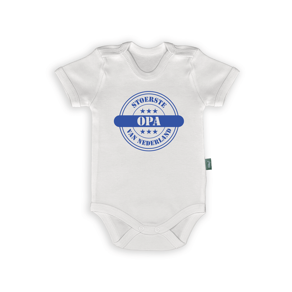 Wit babyrompertje met blauwe 'Stoerste Opa van Nederland' print, ideaal voor de coolste grootvader.