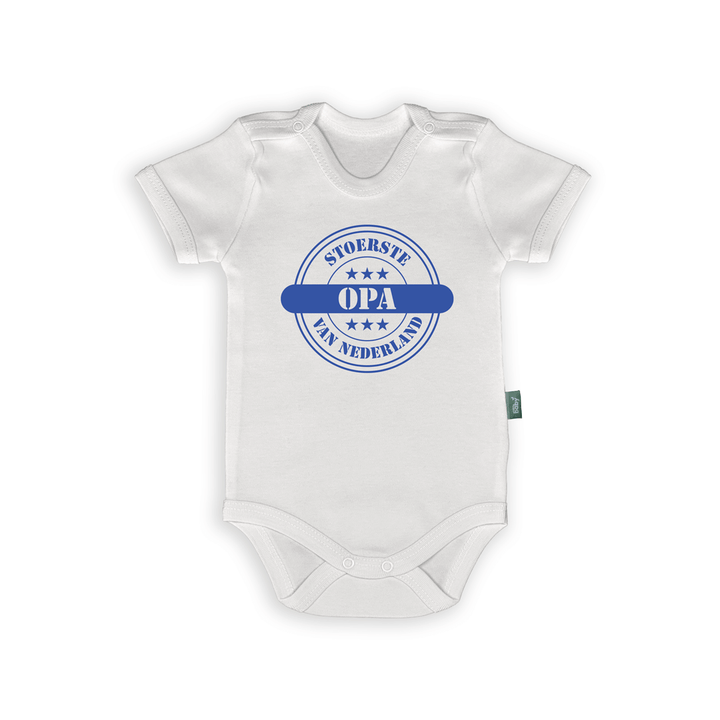 Wit babyrompertje met blauwe 'Stoerste Opa van Nederland' print, ideaal voor de coolste grootvader.