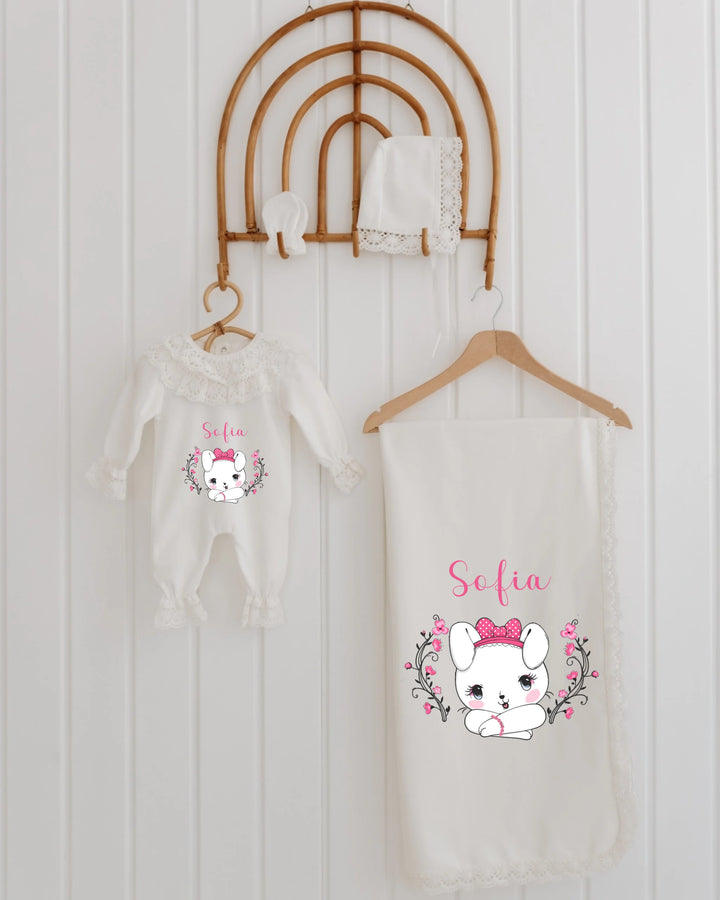 Strik Konijntje geboortepakje set voor meisjes met gepersonaliseerde naam Sofia en schattig konijntje ontwerp.