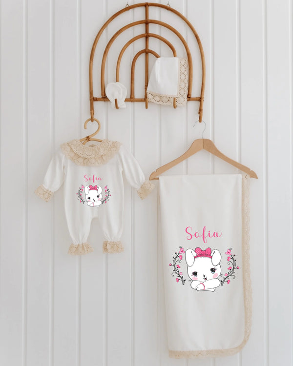 Strik Konijntje geboortepakje voor meisjes met naam, schattige konijntje design en kantdetails.