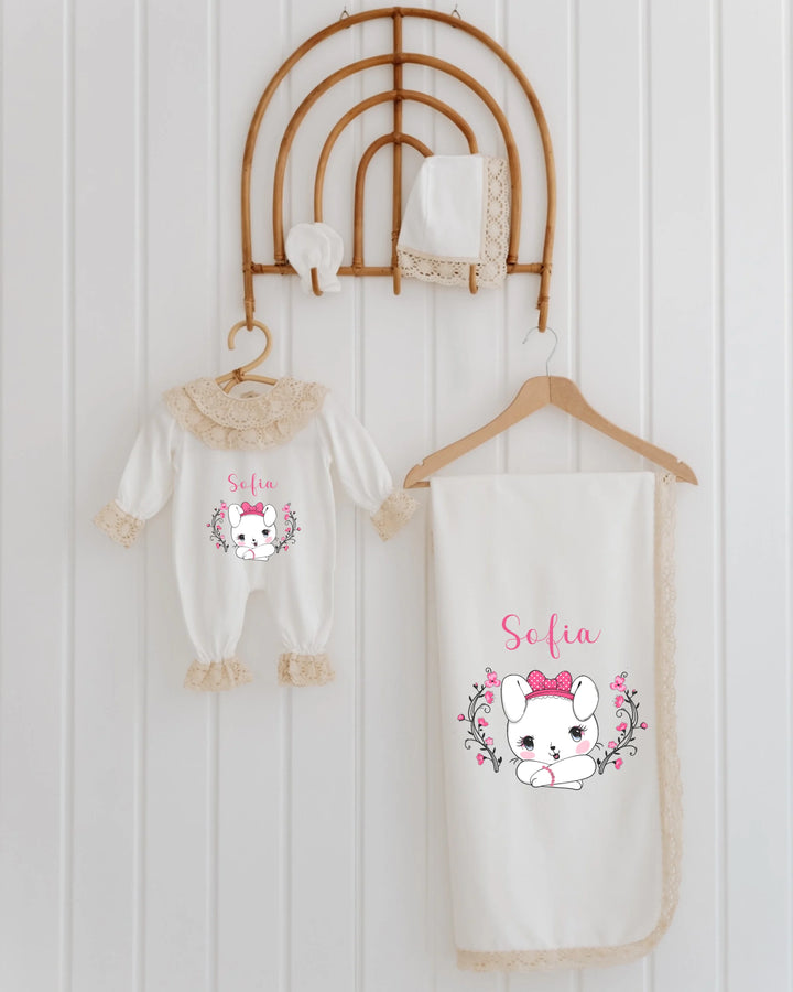 Strik Konijntje geboortepakje voor meisjes met naam, schattige konijntje design en kantdetails.