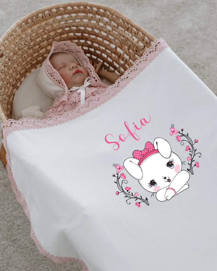 Gepersonaliseerd babydeken met konijntje en naam 'Sofia', romantisch en schattig voor een meisje.
