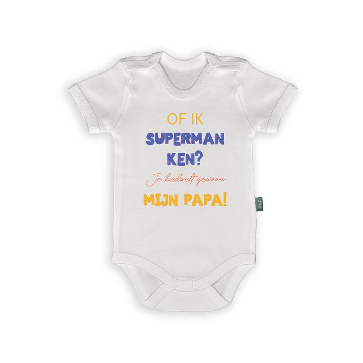 Witte babyromper met tekst "Of ik Superman ken? Je bedoelt gewoon mijn papa!" Grappig cadeau voor vaders.