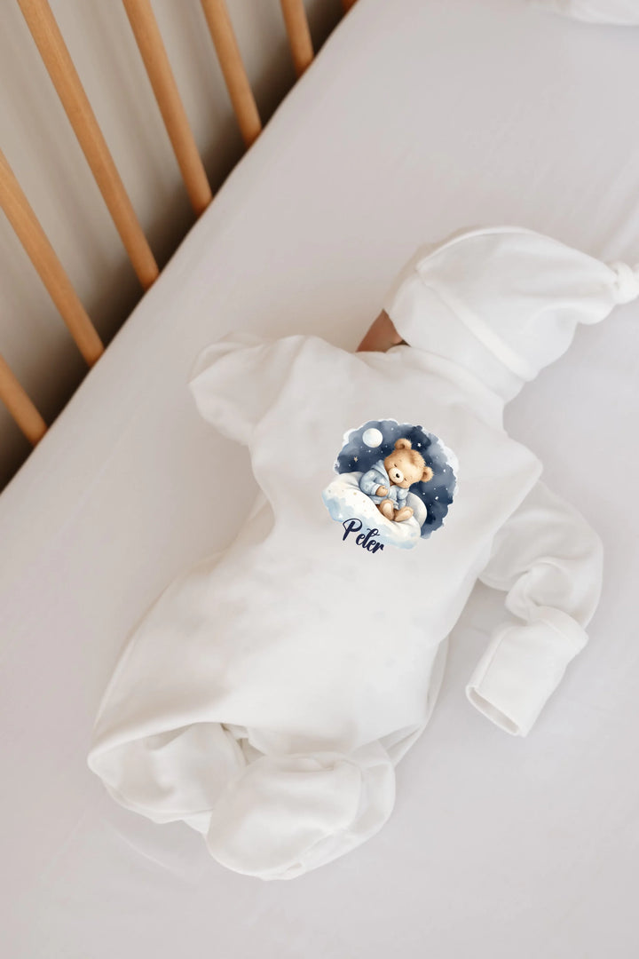 Minimalistisch newborn pakje met teddybeer illustratie en naam, perfect voor baby's van 0-3 maanden.