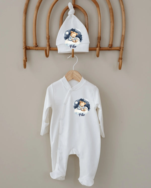 Minimalistisch newborn pakje met teddybeer en mutsje, personaliseerbaar met naam, voor baby's van 0-3 maanden.