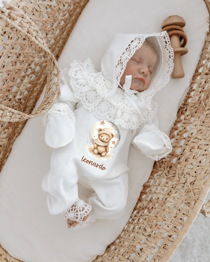 Newborn girl outfit with lace details featuring teddy bear design, personalized with the name 'Leonardo'.