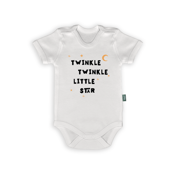 Witte romper met tekst 'Twinkle Twinkle Little Star' en sterren en maan, perfect voor babystijd en foto's.