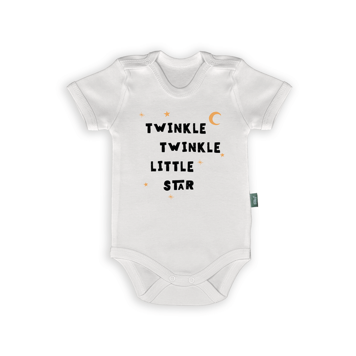 Witte romper met tekst 'Twinkle Twinkle Little Star' en sterren en maan, perfect voor babystijd en foto's.