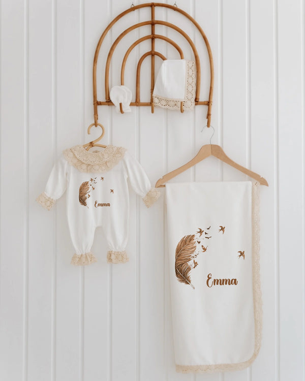 Veer & Vogels 4-delige newborn set voor meisjes met kant en gepersonaliseerd rompertje en deken, naam Emma