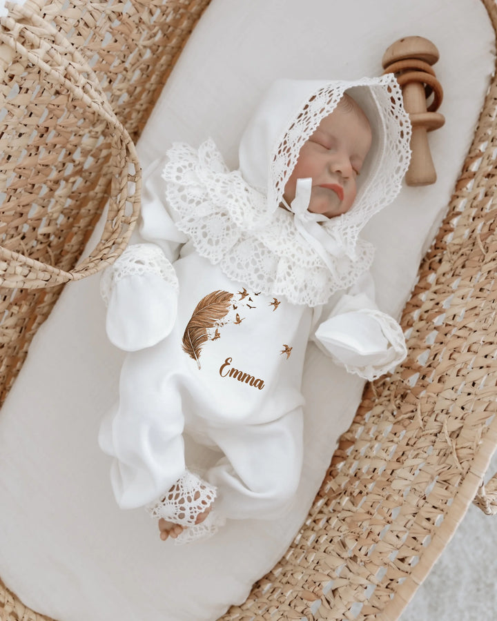 Gepersonaliseerde newborn set voor meisjes met kant, inclusief rompertje en dekentje met veerdesign.