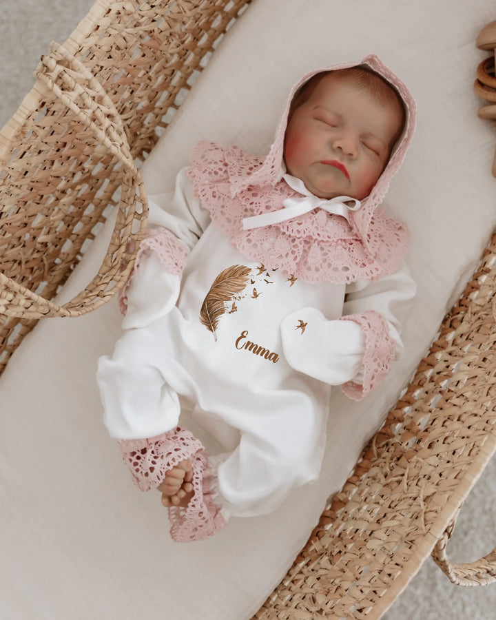 Gepersonaliseerde newborn set voor meisjes met kant, met baby's naam 'Emma' in een schattige mand.