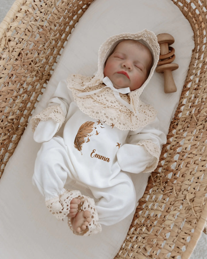 Gepersonaliseerde newborn set voor meisjes met kant en veerdesign, gecombineerd met de naam Emma.