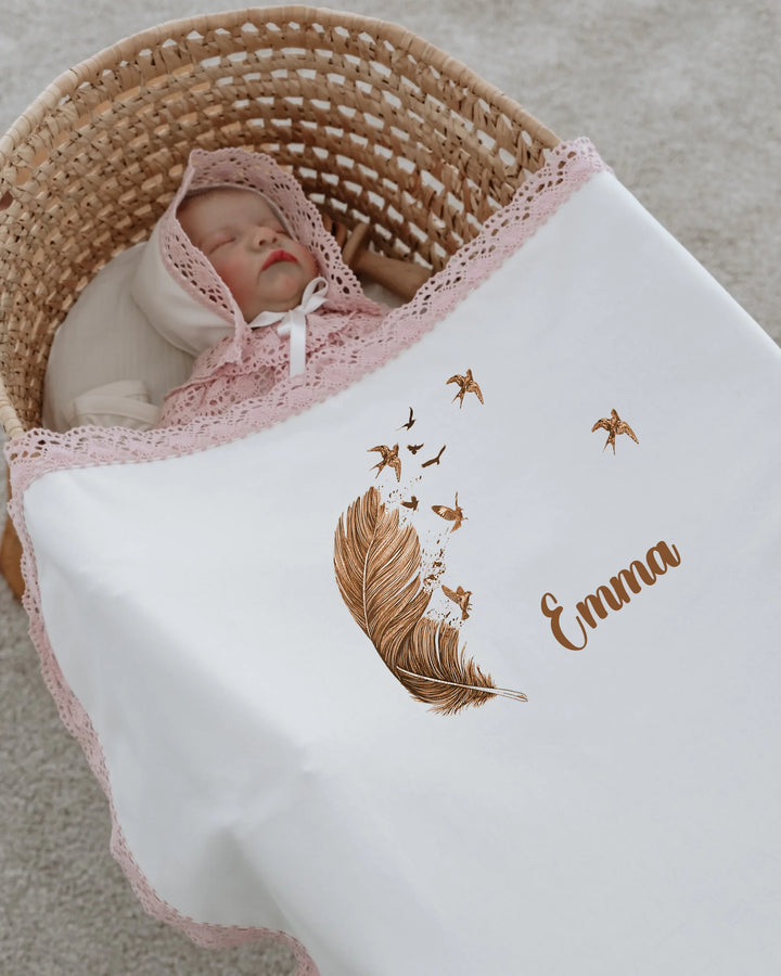 Gepersonaliseerde babydeken met veerontwerp en naam 'Emma', omgeven door schattige vogels.