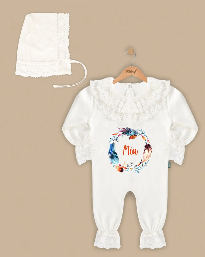 Stijlvol kanten babypakje met naam 'Mia' en bijpassende muts, perfect voor newborns.