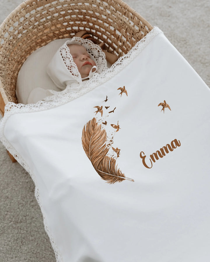 Slaapdeken met kant en veerdesign, gepersonaliseerd met de naam Emma voor newborn meisjes.
