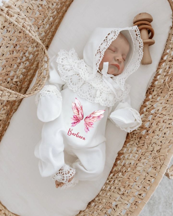 Vleugels babypakje meisje met kant en naam Barbara, perfect voor newborn fotoshoot en kraamcadeau.