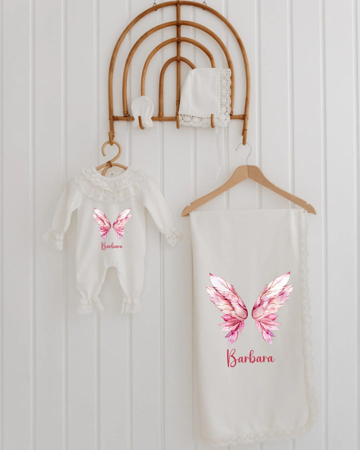 Vleugels newborn set voor meisje met rompertje, dekentje en mutsje, gepersonaliseerd met naam Barbara.