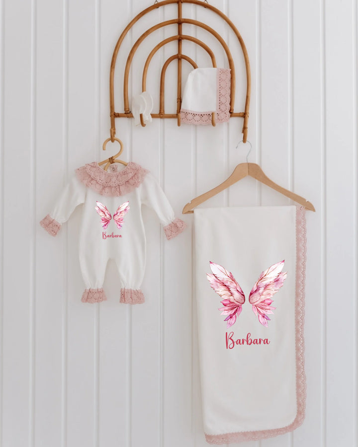 Vleugels babypakje set voor meisjes met naam, inclusief dekentje en mutsje met kant en vleugels.