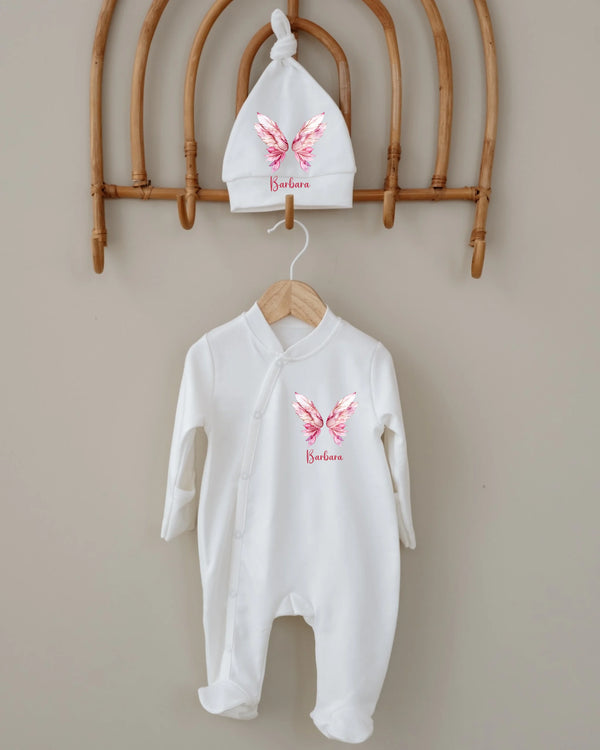 Gepersonaliseerd baby boxpakje met vleugels en mutsje, stijlvol en zacht voor newborns 0-3 maanden.