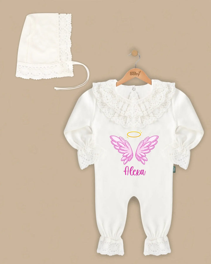 Stijlvol 2-delig kanten babypakje met vleugels en naam in elegant design voor newborns.