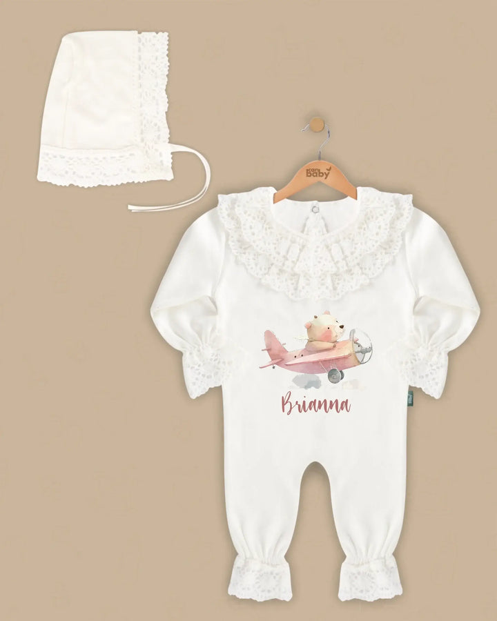 Stijlvol Kanten Babypakje met naam en hoed, ideaal voor pasgeborenen, luxe en comfort in crème kleur.