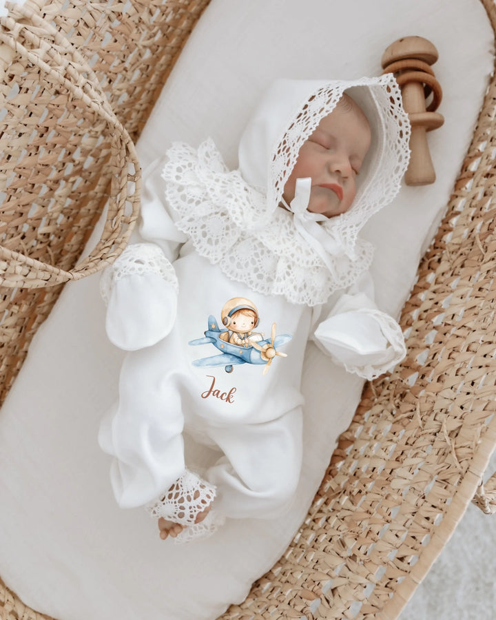 Gepersonaliseerd geboortepakje met vliegtuigdesign en kant voor newborn, met naam Jack erop.