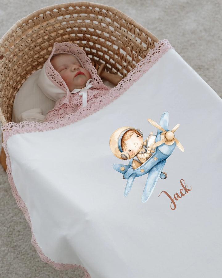 Gepersonaliseerd newborn dekentje met vliegtuigdesign en naam Jack, perfect voor een kraamcadeau.