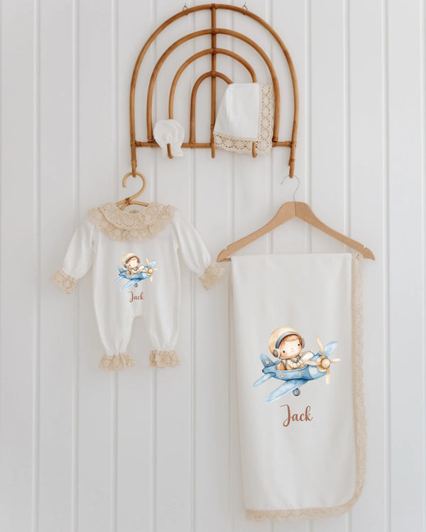 Exclusieve geboortepakjes voor meisjes met vliegtuigdesign en gepersonaliseerde naam Jack.