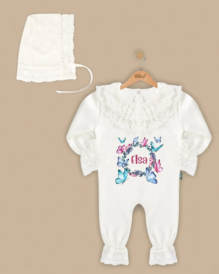 Stijlvol 2-delig kanten babypakje met naam en bijpassende hoed, perfect voor newborns